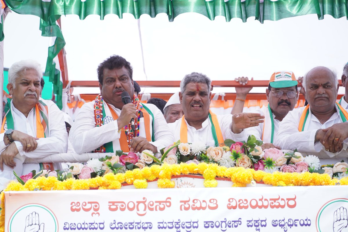 MBPatil's tweet photo. ವಿಜಯಪುರದಲ್ಲಿ ಬದಲಾವಣೆಯ ಬಿರುಗಾಳಿ...!
ಈ ದೃಶ್ಯಾವಳಿಗಳೇ ನಮ್ಮ ಅಭ್ಯರ್ಥಿಯ ಗೆಲುವಿನ ಮುನ್ನುಡಿ ಬರೆದಿದೆ!
ಕಾಂಗ್ರೆಸ್ ಅಭ್ಯರ್ಥಿ ಶ್ರೀ ರಾಜು ಆಲಗೂರ ಅವರು ನಾಮಪತ್ರ ಸಲ್ಲಿಕೆಯ ವೇಳೆ ನಡೆದ ಬೃಹತ್ ರೋಡ್ ಶೋ... 
ವಿಜಯಪುರದ ಐತಿಹಾಸಿಕ ಶ್ರೀ ಸಿದ್ದೇಶ್ವರ ದೇವಸ್ಥಾನದಲ್ಲಿ ಪೂಜೆ ಸಲ್ಲಿಸಿ ಅಲ್ಲಿಂದ ಡಿಸಿ ಕಚೇರಿಗೆ ಬೃಹತ್ ಜಾಥಾ ಮೂಲಕ ತೆರಳಿ ನಾಮಪತ್ರ ಸಲ್ಲಿಸಲಾಯಿತು.