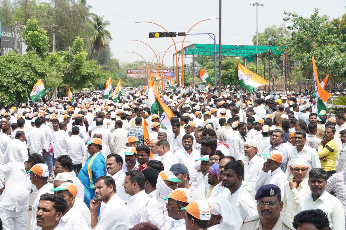 MBPatil's tweet photo. ವಿಜಯಪುರದಲ್ಲಿ ಬದಲಾವಣೆಯ ಬಿರುಗಾಳಿ...!
ಈ ದೃಶ್ಯಾವಳಿಗಳೇ ನಮ್ಮ ಅಭ್ಯರ್ಥಿಯ ಗೆಲುವಿನ ಮುನ್ನುಡಿ ಬರೆದಿದೆ!
ಕಾಂಗ್ರೆಸ್ ಅಭ್ಯರ್ಥಿ ಶ್ರೀ ರಾಜು ಆಲಗೂರ ಅವರು ನಾಮಪತ್ರ ಸಲ್ಲಿಕೆಯ ವೇಳೆ ನಡೆದ ಬೃಹತ್ ರೋಡ್ ಶೋ... 
ವಿಜಯಪುರದ ಐತಿಹಾಸಿಕ ಶ್ರೀ ಸಿದ್ದೇಶ್ವರ ದೇವಸ್ಥಾನದಲ್ಲಿ ಪೂಜೆ ಸಲ್ಲಿಸಿ ಅಲ್ಲಿಂದ ಡಿಸಿ ಕಚೇರಿಗೆ ಬೃಹತ್ ಜಾಥಾ ಮೂಲಕ ತೆರಳಿ ನಾಮಪತ್ರ ಸಲ್ಲಿಸಲಾಯಿತು.