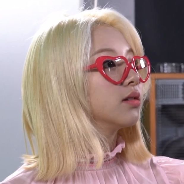 chaeyoung in heart shaped glasses