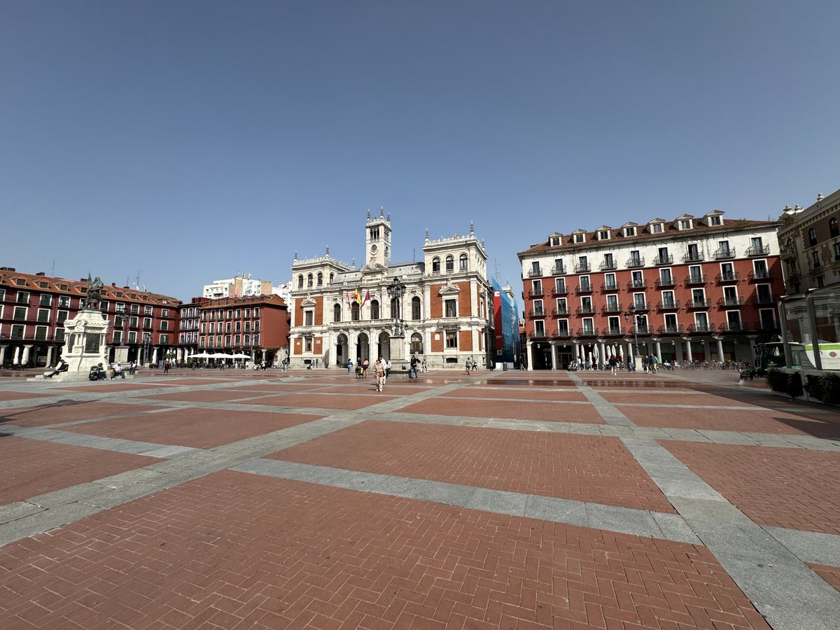 No me cansaré de repetirlo, ¿cuando van a volver los bancos para sentarse en la Plaza Mayor de Valladolid?