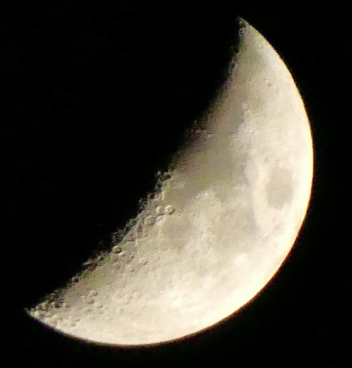 Managed to get a good shot of the moon late last night! Hope you all slept well and that you have a good day. 😊🌛💫☀️