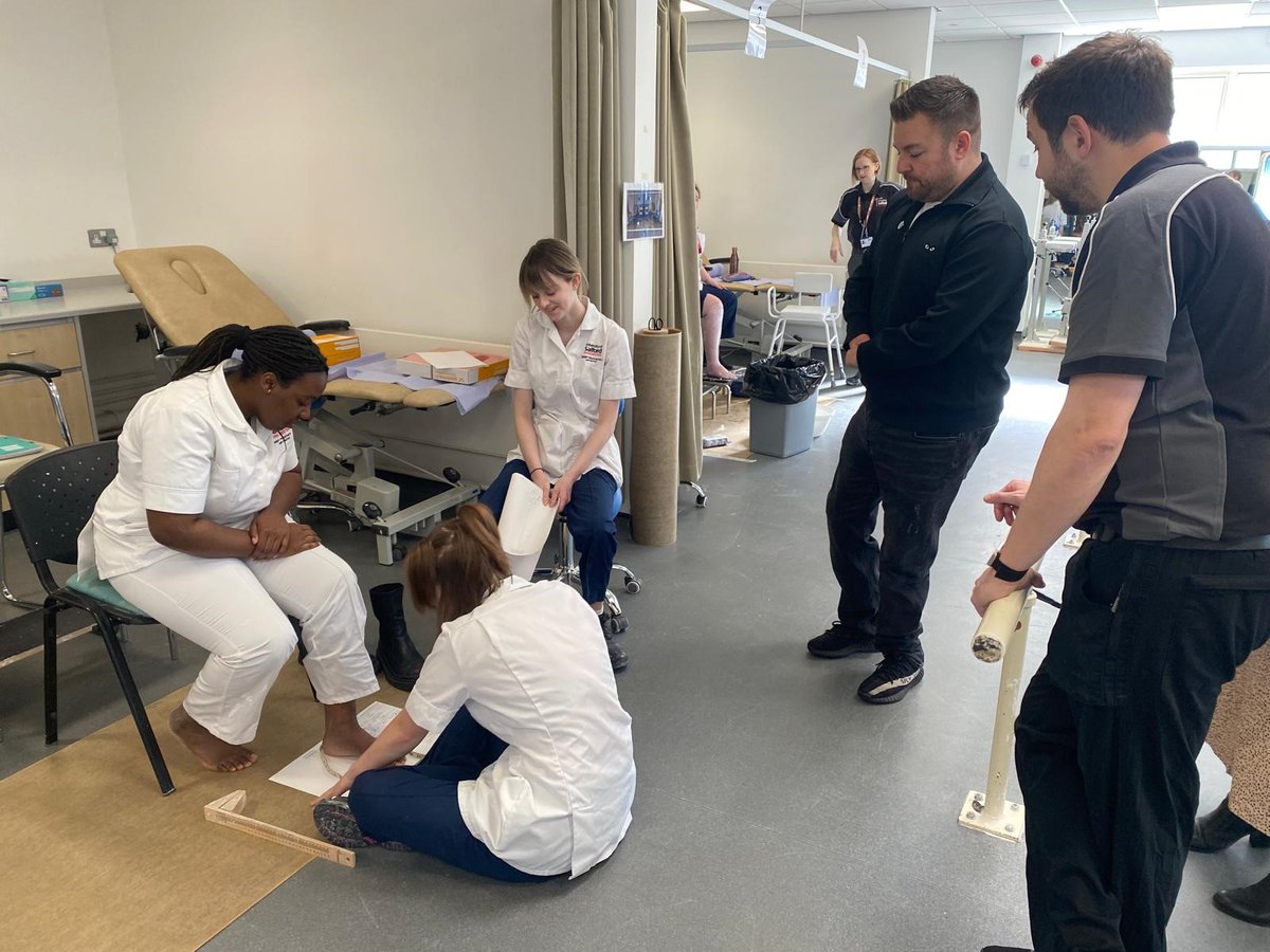 BAPO patron and comedian Alex Brooker visiting the Salford University Campus today meeting the prosthetists and orthotists of the future. #Prosthetists #Orthotists @UoS_HealthSoc @OrthoticsNetwork @CDTPandO @SuzanneRastrick @PROSTHETICSnet @BeverleyHarden @tabby_heeley