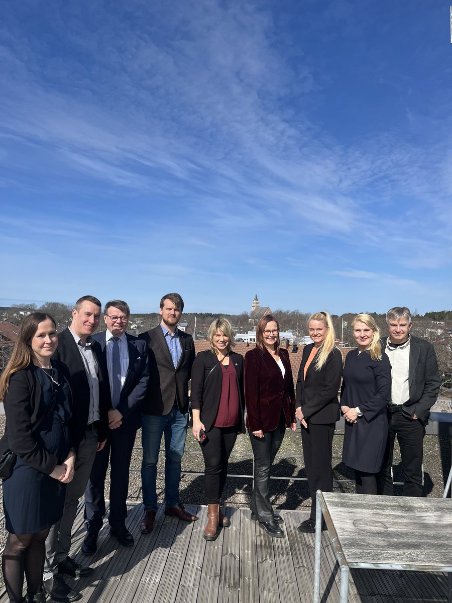 Raideliikenteen kehittäminen Naantali - Raisio kansanedustajaryhmän maanantain työlistalla. Kaukojunien jatkaminen Turusta Raision kautta Naantaliin on Suomen potentiaalisin uusi henkilöjunaliikenteen yhteys. #juna #raiteet #alueenääni #vskansanedustajaryhmä