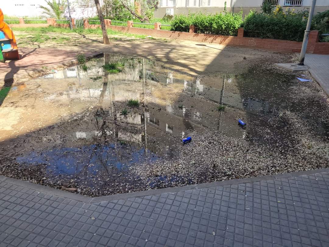 EvaRoca27's tweet photo. @AjuntamentBadia  hace una semana que en Avda Cantabrico 17 hay una fuga de aguas fecales, junto a un parque infantil, se ha puesto incidencia en línea verde, en persona se ha ido al ayuntamiento y a la policía local, y seguimos igual. https://t.co/FHB4GEUxkZ