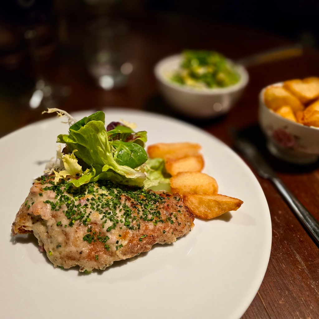 AAHospitality's tweet photo. "A lovely stay @FeathersLudlow in #Ludlow which has recently been fully refurbished! The small team of friendly staff ensure everyone is well looked after. 3 #AAStars &amp; 1 #AARosette awarded. Congratulations!" - AA Inspector

Get AA Rated > https://t.co/zBogkkEK20 https://t.co/eBPD9qRjsv
