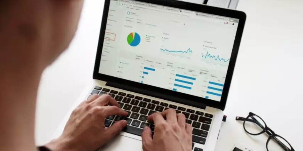 EDHEConline's tweet photo. 🌐 Amateurs de #data ? Plongez dans l'univers des 6 nouveaux métiers transformant le secteur : https://t.co/P1qpyB6cmU
#InnovationData #EDHECOnline https://t.co/E45I3chIt5