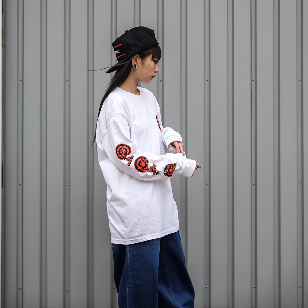 Feelin_osaka's tweet photo. 【SANTA CRUZ】ROB EVOLUTION L/S TEE (WHITE)
149cm Mサイズ着用
https://t.co/eKtTm6qcBX
#JimPhillips の #RobRoskopp アートワークを両袖と胸に落とし込んだ存在感抜群な一枚。
レイヤードスタイルで袖を活かしたスタイリングにも◎
#santacruz #santacruzskateboards #feelinosaka https://t.co/mWXDhxZMoa