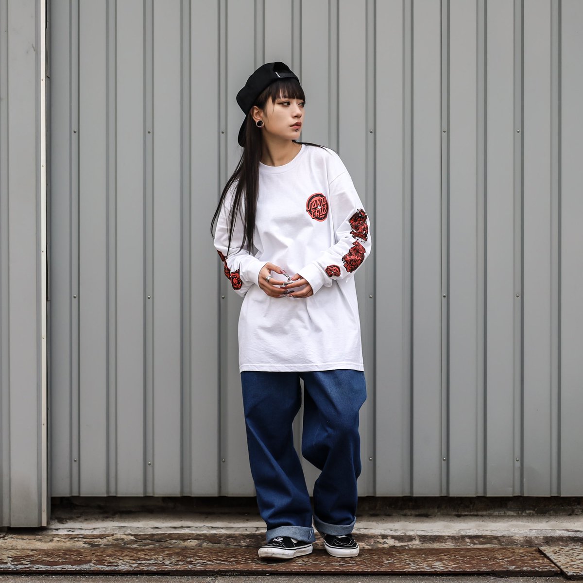 Feelin_osaka's tweet photo. 【SANTA CRUZ】ROB EVOLUTION L/S TEE (WHITE)
149cm Mサイズ着用
https://t.co/eKtTm6qcBX
#JimPhillips の #RobRoskopp アートワークを両袖と胸に落とし込んだ存在感抜群な一枚。
レイヤードスタイルで袖を活かしたスタイリングにも◎
#santacruz #santacruzskateboards #feelinosaka https://t.co/mWXDhxZMoa