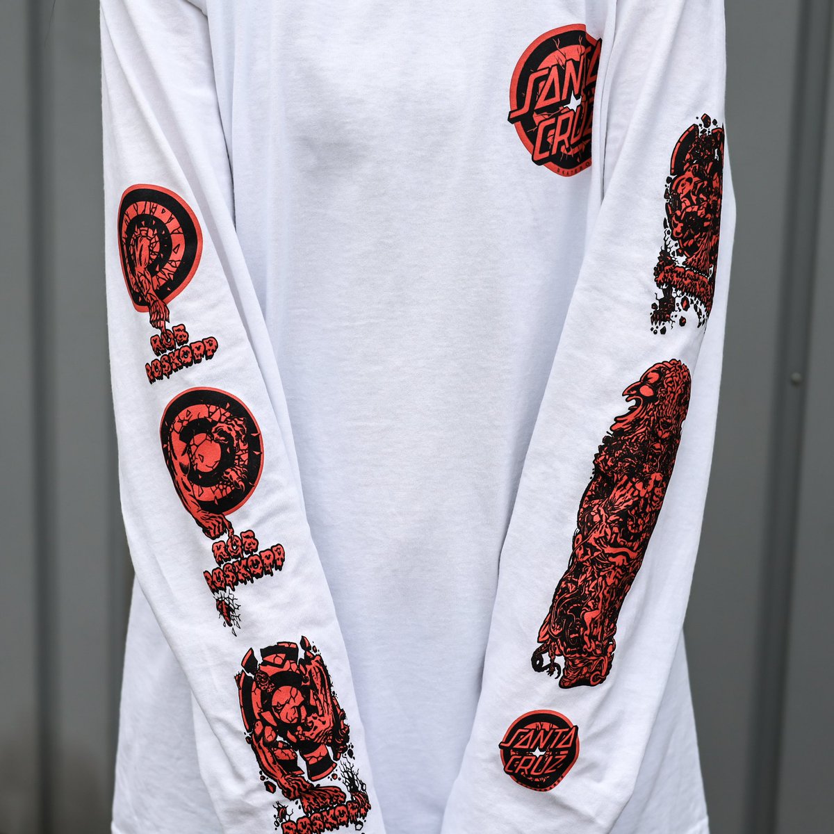 Feelin_osaka's tweet photo. 【SANTA CRUZ】ROB EVOLUTION L/S TEE (WHITE)
149cm Mサイズ着用
https://t.co/eKtTm6qcBX
#JimPhillips の #RobRoskopp アートワークを両袖と胸に落とし込んだ存在感抜群な一枚。
レイヤードスタイルで袖を活かしたスタイリングにも◎
#santacruz #santacruzskateboards #feelinosaka https://t.co/mWXDhxZMoa