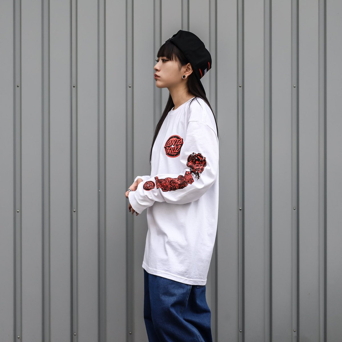 Feelin_osaka's tweet photo. 【SANTA CRUZ】ROB EVOLUTION L/S TEE (WHITE)
149cm Mサイズ着用
https://t.co/eKtTm6qcBX
#JimPhillips の #RobRoskopp アートワークを両袖と胸に落とし込んだ存在感抜群な一枚。
レイヤードスタイルで袖を活かしたスタイリングにも◎
#santacruz #santacruzskateboards #feelinosaka https://t.co/mWXDhxZMoa