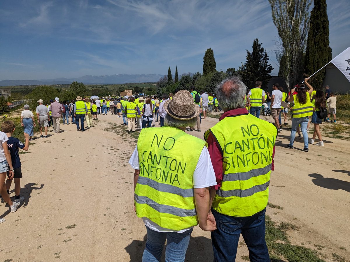 @NOCANTONMNTCRML @AlmeidaPP_ @bcarabante @Mtnezparamo @ppfuencarral @ppmadrid @PPAsamblea @IdiazAyuso @NunezFeijoo @JMDFuencarral @MADRID Si hay reubicación, SE REUBICAN TODOS? En C/Sinfonia C/Poema sinfónico, están instalando otro auxiliar Recuerden lo que han escrito al @DefensorPuebloE Resto parcela deportiva/verde PLENOS GANADOS @no_al_canton RuidosTráficoAccidentesOlores @parque_sinfonia APOYANDO AL RESTO