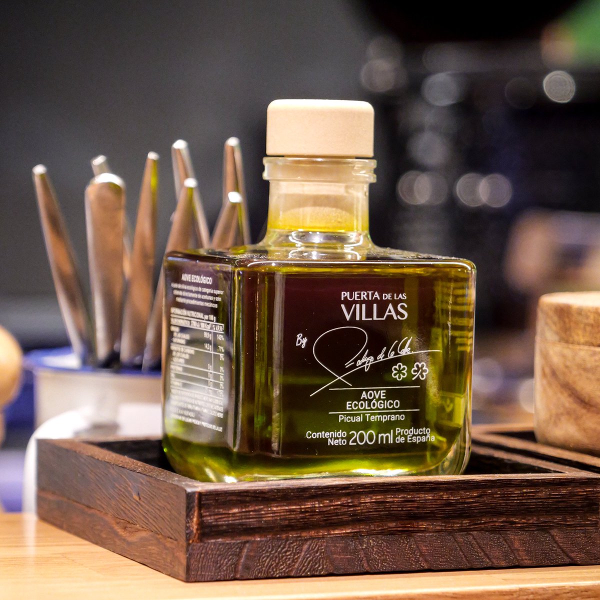 Nuestro exquisito AOVE ecológico de Puertas de las Villas es un auténtico espectáculo. 

Todo by <a href="/rdelacalle/">Rodrigo de la Calle</a> 

#AOVEECOLOGICO #elinvernaderorestaurante #rodrigodelacalle