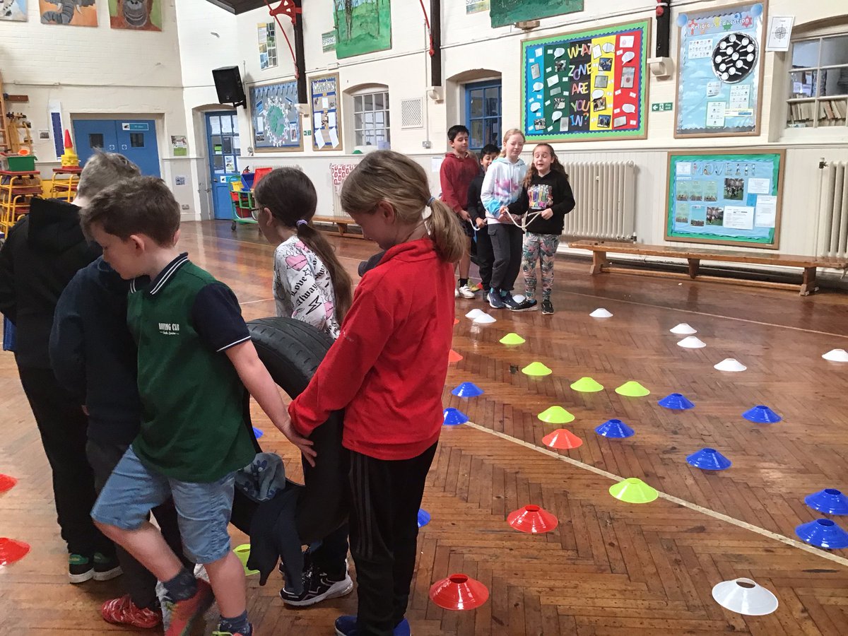 ClaphamTerrace1's tweet photo. Year 4 are working as a team to get their fighting equipment across the grounds. #commandojos #gladiators https://t.co/xdTQkMUS2t