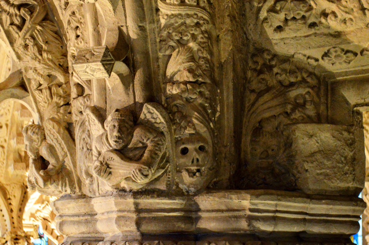 It’s the juxtapositions that make @Rosslynchapel so beguiling. An angel strums right next to a skull vomiting tendrils. Eternal song and eternal rotting living cheek by jowl. Twas ever thus. #MementoMoriMonday