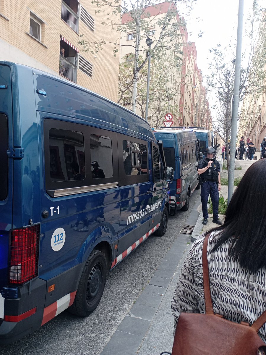 habitatge9b's tweet photo. @PAH_BCN @pahcatalanes @PAHC_Sabadell @PAHCBM @SindicatMolins @PAHVGramenet @kjroquetes @AccioSocialCGT @AccioPeriferica @9barrispuntinfo @barcelona_cat @HabitatgeGracia @HabitatgeVKK @MutuXarxa @Habitatge_HG @SHVernedaBesos @HabitatgeGHATT @Dignitat3Turons @AssBarrisDT @RavalSindicat @HabitatgeSTA @shcascantic @HabitatgeSants @SagreraSindicat ENORME DESPLIEGUE DE BRIMO https://t.co/vSd2JPmBry