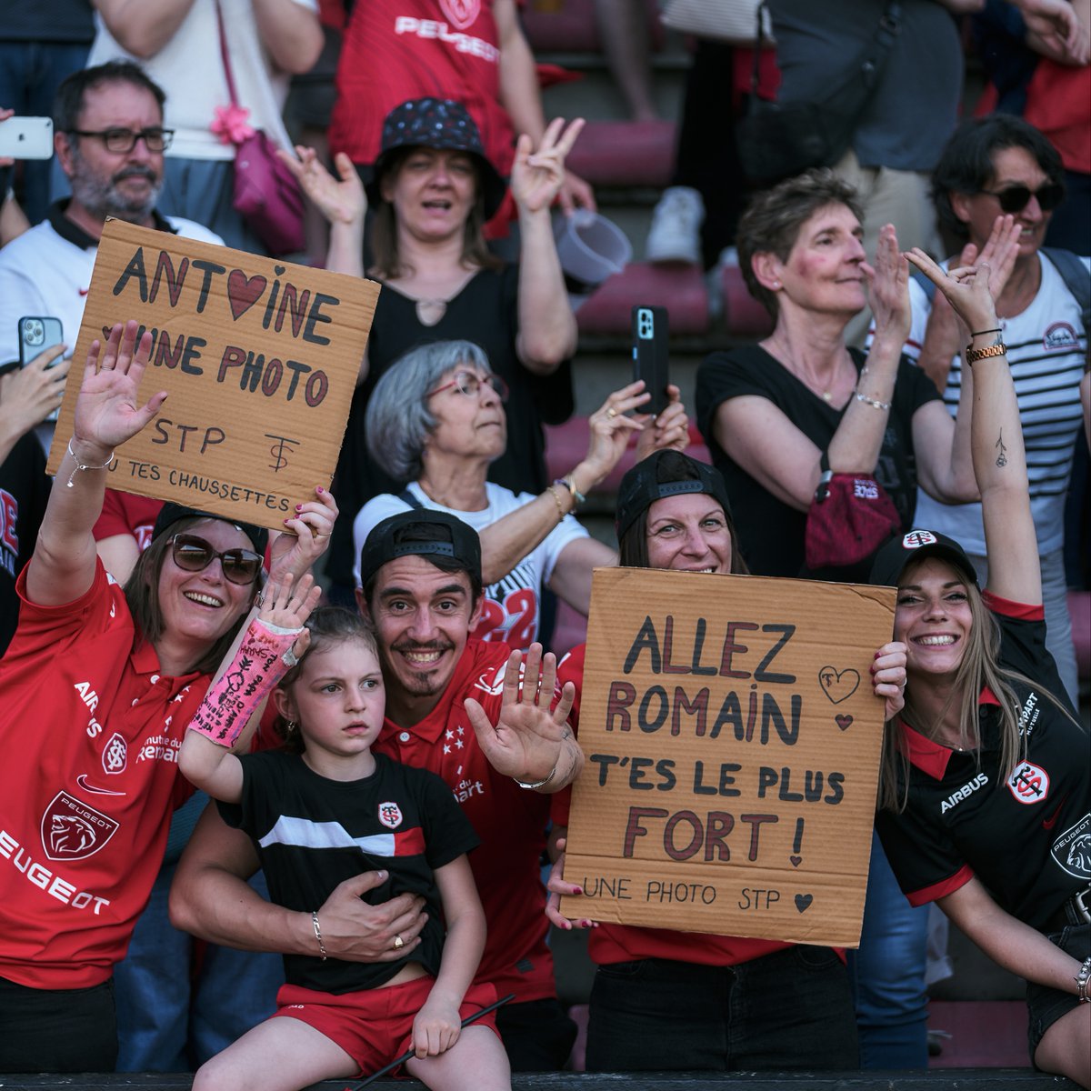 StadeToulousain's tweet photo. Au jeu des pancartes, quelle est votre préférée ? 🪧❤️
#STEXE