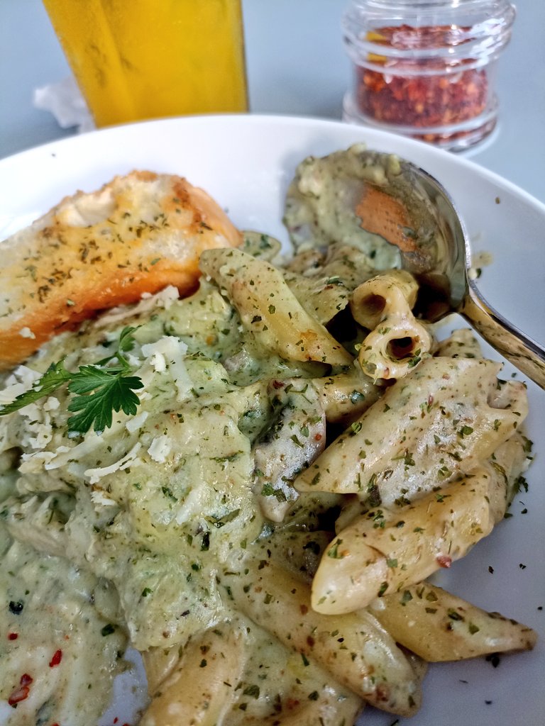 Nyobain Hoz Pasta cabang baru di Kebagusan. Lihat di maps udah ada bbrp cabang, pusatnya di Pamulang..
We ordered 
- Salmon fettuccine alfredo 
- Creamy pesto pollo e fungi 
Creamy pesto nya enaakk 👌