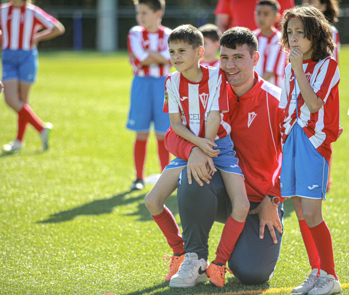 El entrenador de deporte base es esa persona que no es padre de los jugadores que entrena, pero se los quiere como si fueran sus propios hijos.❤️