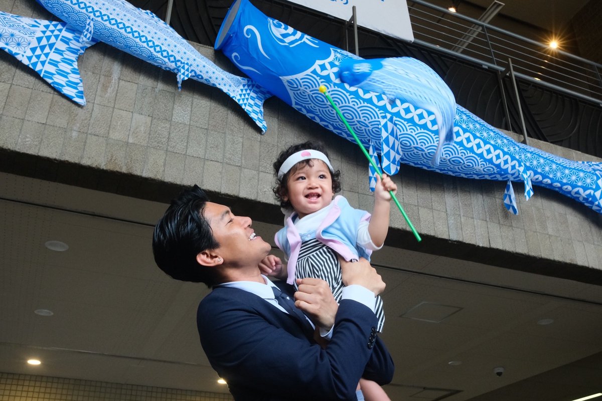 今年も岡山で、故郷を追われた子どもたちの幸せを願う”UNHCRブルー”のこいのぼりの掲揚が始まりました！

自身も難民として日本へ来た経験を持つ渋谷ザニーさんがデザインを手がけたこのこいのぼり。

岡山市内では市役所とルネスホールの計2カ所で、6月20日の「世界難民の日」まで掲揚されます🎏