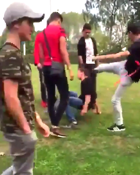 therealdranged's tweet image. Het probleem is dat de lafaards de gewelddadigheden liever filmen voor de likes dan een held te zijn en iemand te helpen.
Het is allemaal te triest voor woorden.
#filmen #likes #held