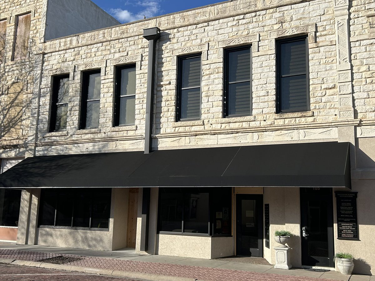 Check out the new awning on the Miller Building on Grant Avenue.  The building looks amazing!

Thank you Donny and Lindsay Huber for investing in your building and Downtown Garden City.

#downtowngcks