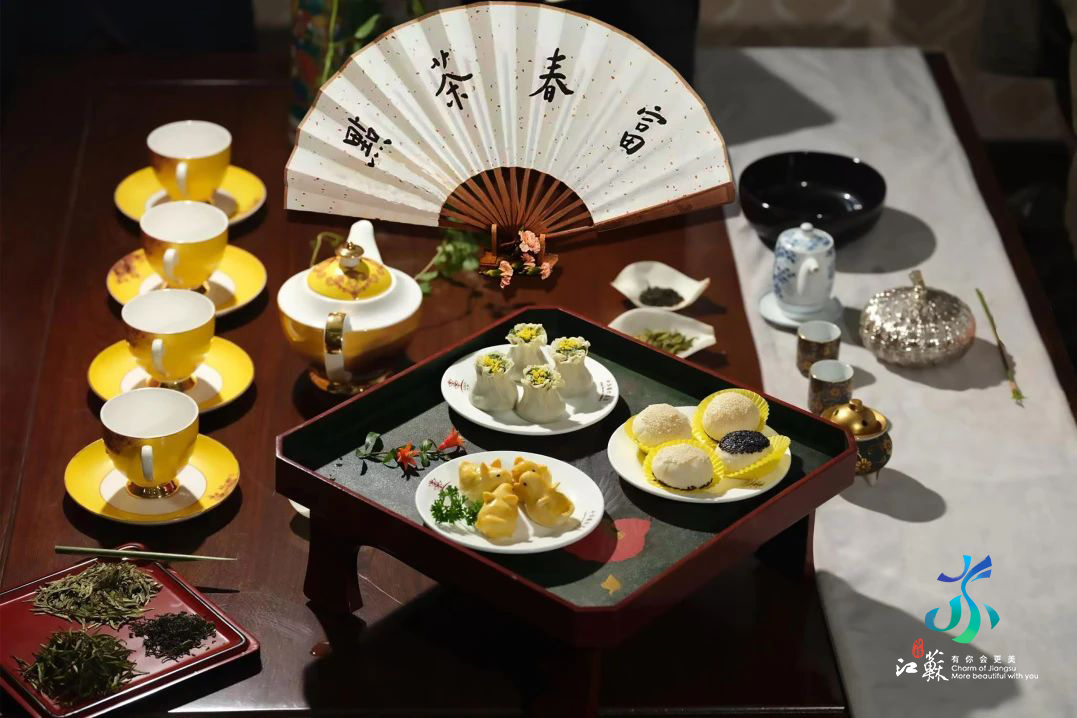 Nothing like the brunch at Fuchun Tea House in Yangzhou, Jiangsu! From juicy pork buns to refreshing vegetable dumplings, the delicate flavors of Yangzhou is wrapped in beautiful spring views. And don’t forget to savor the Biluochun tea!