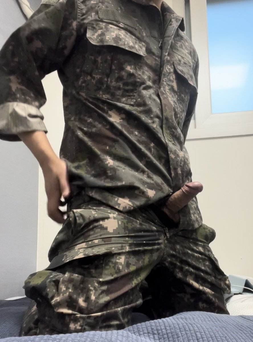hornybutt2's tweet photo. 예비군 다녀올 때 아니면 언제 찍어ㅎ https://t.co/1jphT3WrNk