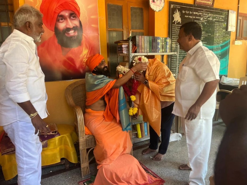 satyakumar_y's tweet photo. ఈ రోజు తొగటవీర క్షత్రియుల కుల గురువు పుష్పానందజ మహర్షి గారి ఆశీస్సులను తీసుకున్నాను. 
 
రాబోవు ఎన్నికల్లో నేను అఖండ మెజారిటీతో ఎమ్మెల్యేగా విజయం సాధించాలని ఆశీర్వదించిన గురువు పుష్పానందజ మహర్షి గారికి కృతజ్ఞతలు తెలియజేస్తున్నాను.

#SatyaKumar4Dharmavaram https://t.co/qrc8sP8kR9