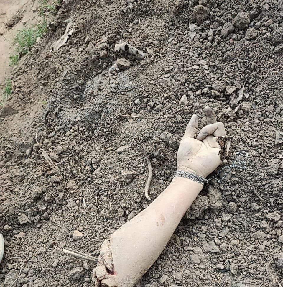 Muffin_Head31's tweet photo. This is just one picture of what The Meiteis did to two Kuki men, already dead, however stomped at and cut into pieces, the less said the better. @AmitShah @AmitShahOffice and @NBirenSingh you should look into this grave violation of humanitarian law, if you have any left. https://t.co/ip9Jatxecy