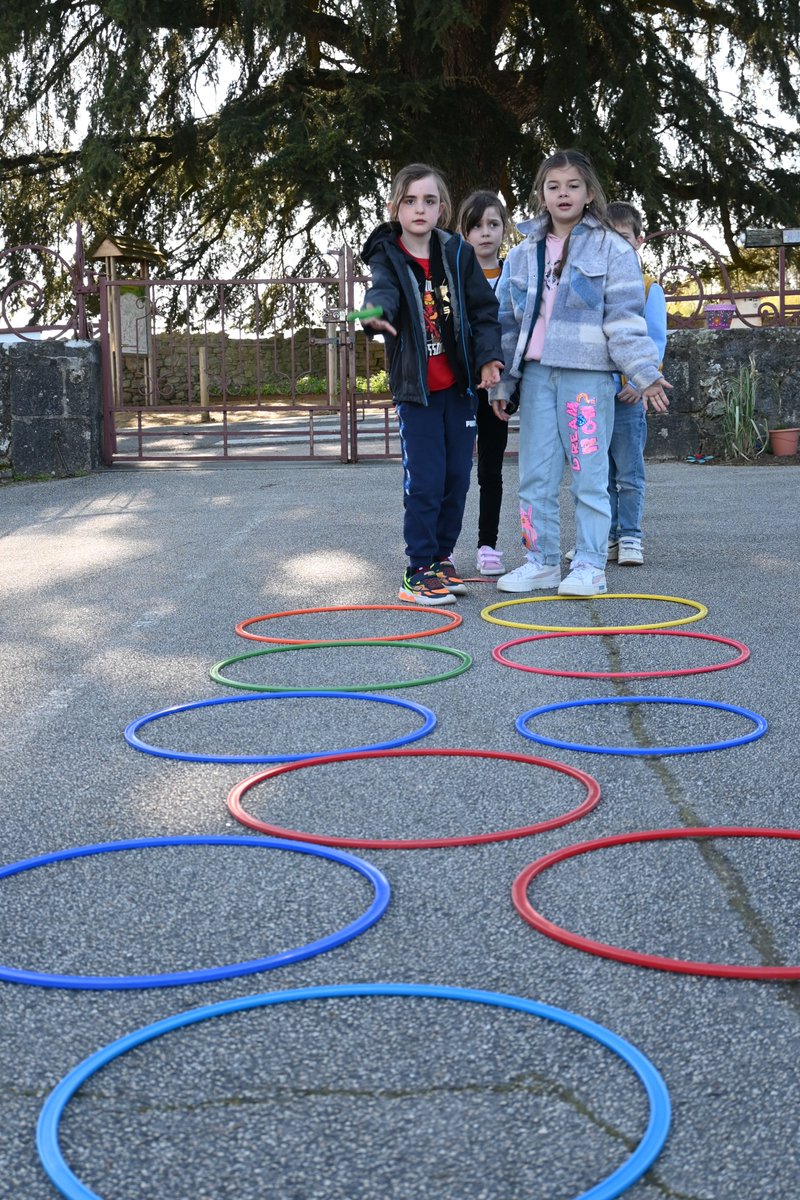 🏫 Vendredi, la rectrice @CDrucker_Godard a visité l'école d'Aureil, @Dsden87. L'occasion pour les élèves et l'équipe enseignante de présenter leurs nombreux travaux autour de l'#EAC, des 30 minutes #APQ et de la recherche d'un nom pour l'école. Merci à l'équipe pour l'accueil.