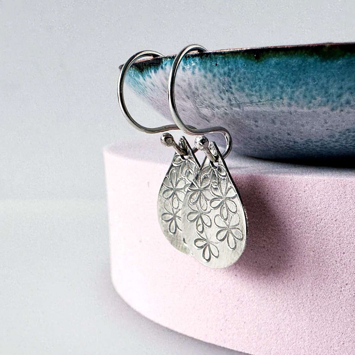 Hand Stamped Daisy Sterling Silver Teardrop Earrings tuppu.net/9c4b5f38 ##UKGiftHour #MHHSBD #inbizhour #giftideas #UKHashtags #bizbubble #HandmadeHour #shopsmall #Earrings