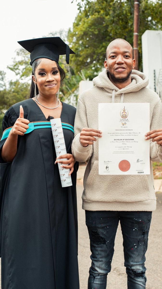 Tebo_Motebejane's tweet photo. My cousin and I recreated my pre-school graduation picture on my uni graduation day 😂❤️

November 2004                       April 2024 https://t.co/uw46SIOzch