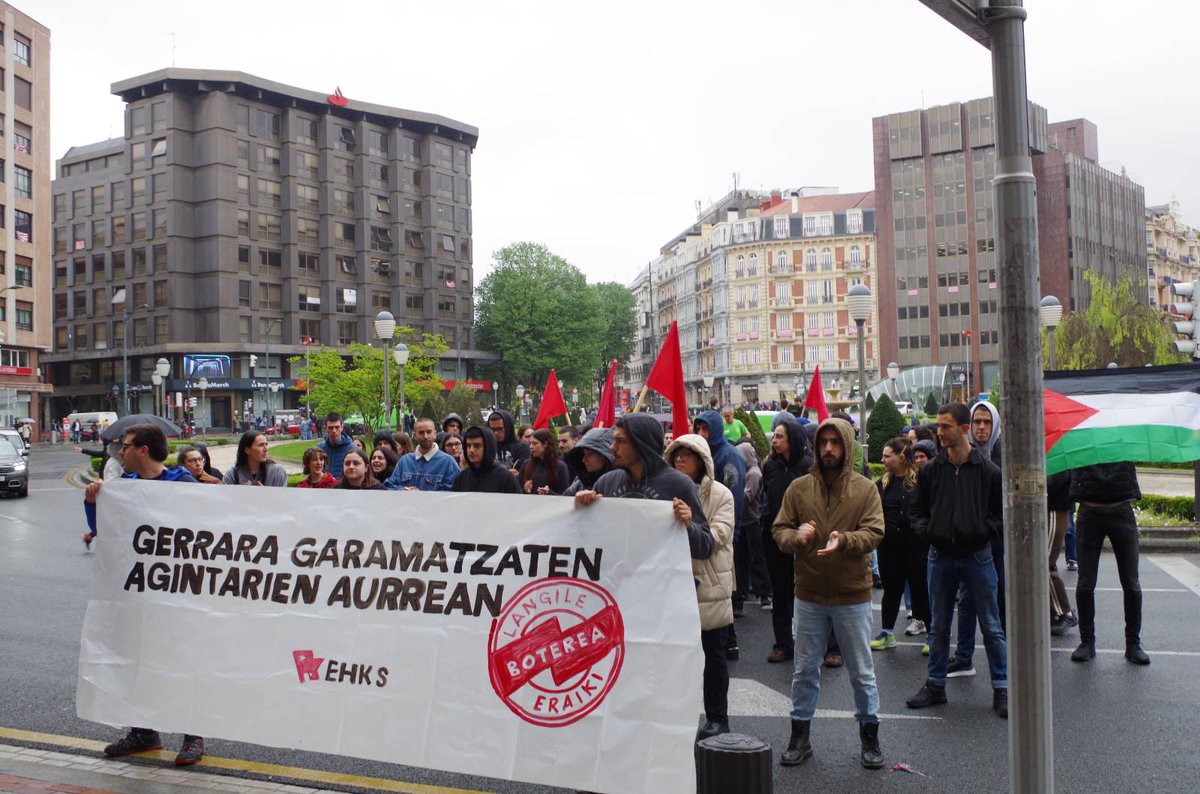 GedarLangileKZ's tweet photo. Euskal Herriko hainbat iturri gorriz margotu ditu @EHKSozialista|k, Palestinako genozidioa salatzeko

Mendebaldeko gobernuen eta alderdi politikoen sostengua gaitzetsi du, eta Espainiako Gobernuaren Bilboko ordezkariordetza aurrera eraman du protesta

🔗 https://t.co/j2X5EfIh4h https://t.co/QrXxXFOLaE