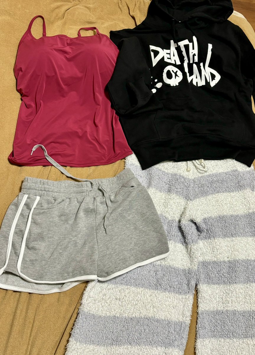 [我心] 市川和山田衣服散亂一地