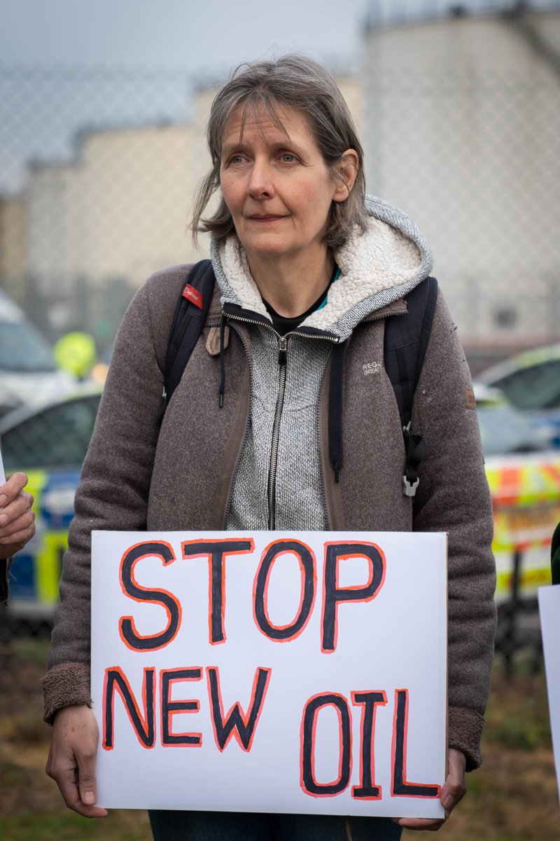 🚨 BREAKING: Former GP Faces Losing Medical Licence for Taking Action to Protect Patients' Lives 🩺 This week, the Medical Practitioners Tribunal Service is reviewing the case of Dr Sarah Benn, 57, who has been arrested multiple times taking action to stop oil. 🦺 One of these…