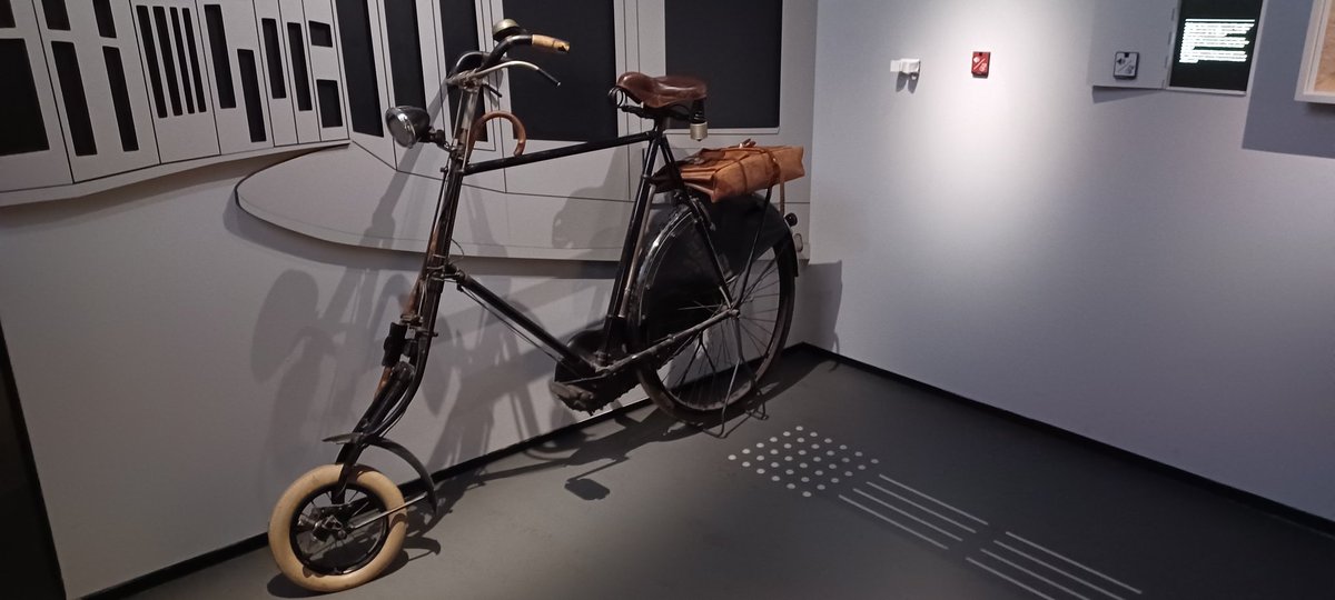 historical_kate's tweet photo. Whats unusual about this bicycle - and why? #resistance #oranje #Netherlands https://t.co/Kw1ujTr8Tm
