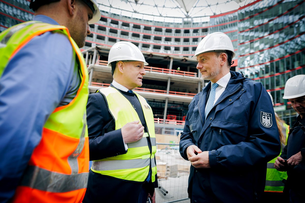 Wir schützen mit dem #Zoll die ehrlichen Kaufleute vor denen, die sich betrügerisch Wettbewerbsvorteile erschleichen wollen, sagt Minister @c_lindner bei einer Prüfung der Finanzkontrolle Schwarzarbeit in Berlin. Denn das darf es in der Marktwirtschaft nicht geben. @zoll_info…