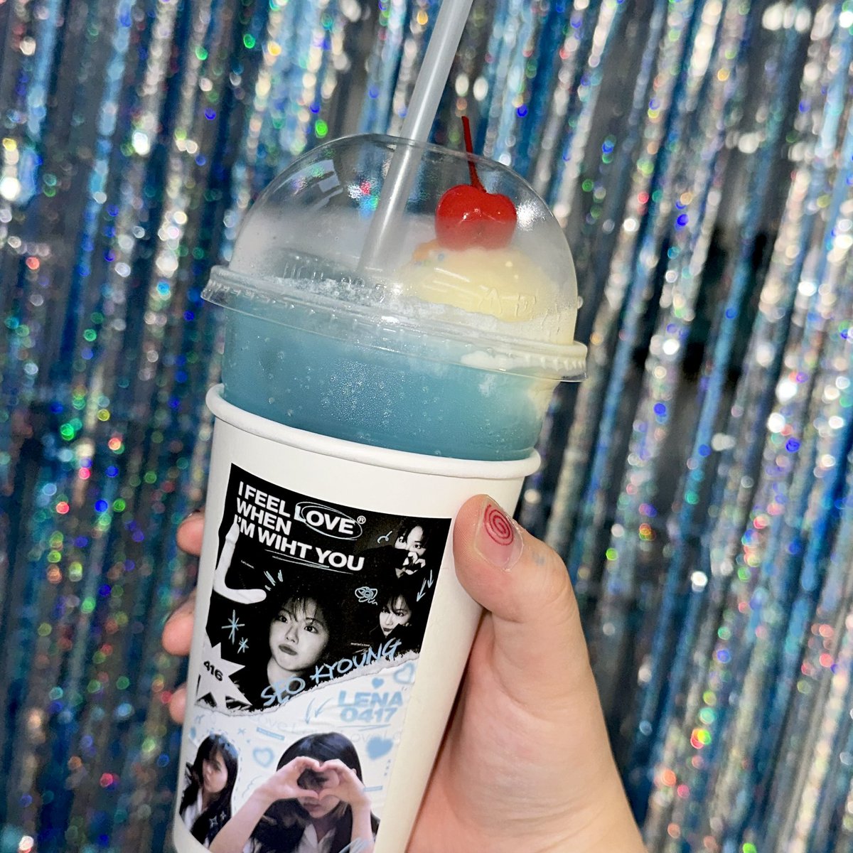 hbd_seokyoung's tweet photo. ⋆｡°✩𝐈 𝐟𝐞𝐞𝐥 𝐥𝐨𝐯𝐞 𝐰𝐡𝐞𝐧 𝐈'𝐦 𝐰𝐢𝐭𝐡 𝐲𝐨𝐮✩°｡⋆

서경&amp;레나의 생일카페가 준비 되었어요!
스페셜 음료와 디저트 특전까지 잔뜩😎

그리고 서경이가 보내온 선물이 궁금하시죠?!
그것은 바로바로…!!!

#서경이에게_4랑만땅
#4EVER_LOVE_SEOKYOUNG
#김서경 #seokyoung #GWSN https://t.co/KCRJwLfTdV
