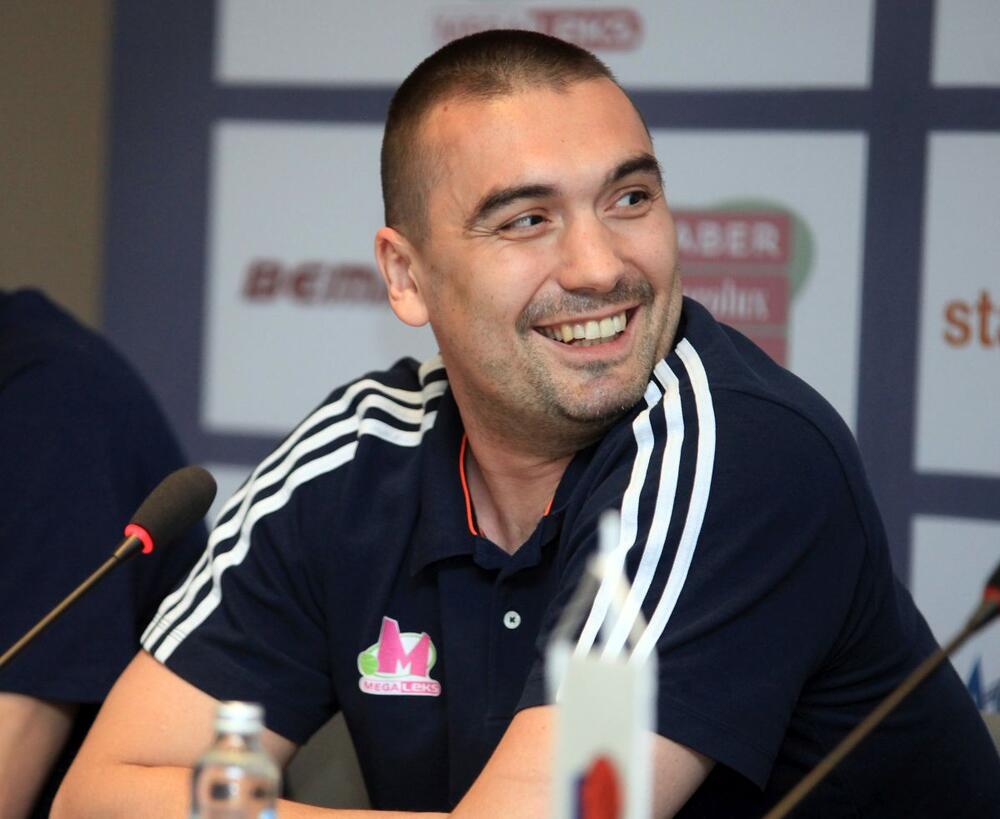 Na današnji dan rodjen je Dejan Milojević, naš veliki prijatelj, trener i reprezentativac.
Fališ mnogo legendo, počivaj u miru! 

Dejan DEKI MILOJEVIĆ (1977-2024)
🩶