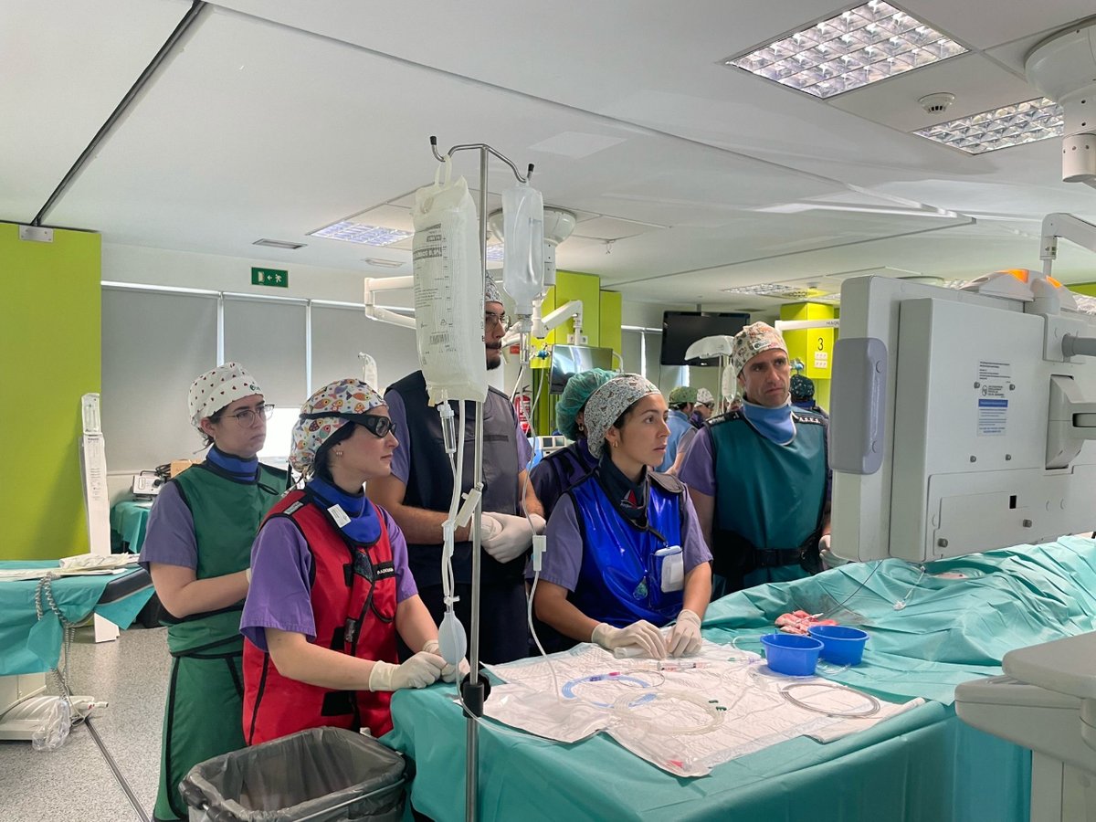 SERVEISoc's tweet photo. ¡Cómo se lo pasaron nuestros #fellowRVI en el III Curso de Embolización de @BaltSpain !
Jornadas intensas de trabajo 😅 perfeccionando técnicas, resolviendo dudas y creando lazos profesionales.
¡El futuro de la #RadiologíaIntervencionista está en buenas manos! 🙌 https://t.co/Hj4rCxFJbv