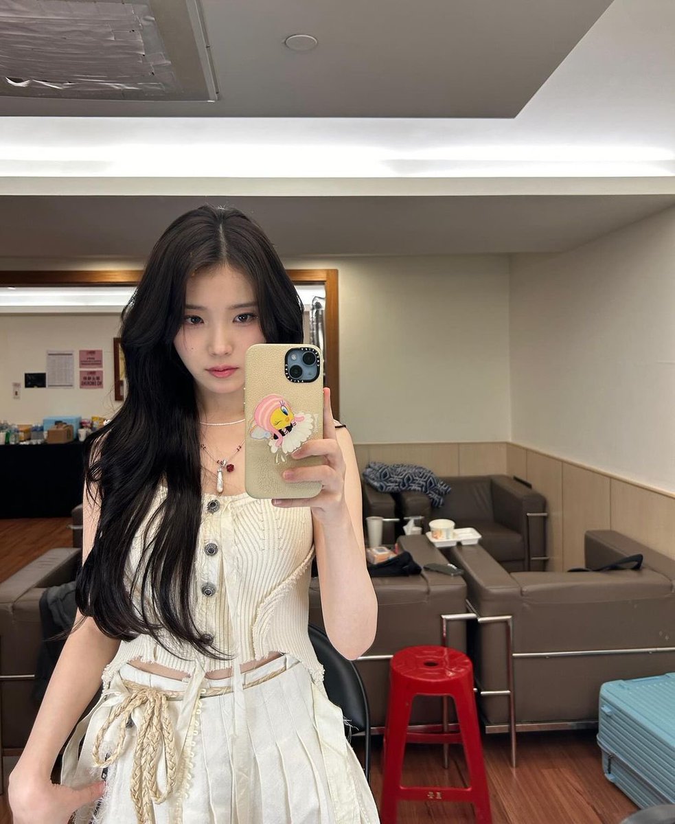 jieun_thailand's tweet photo. Black 🖤                                             White 🤍 https://t.co/DXi1BoO880
