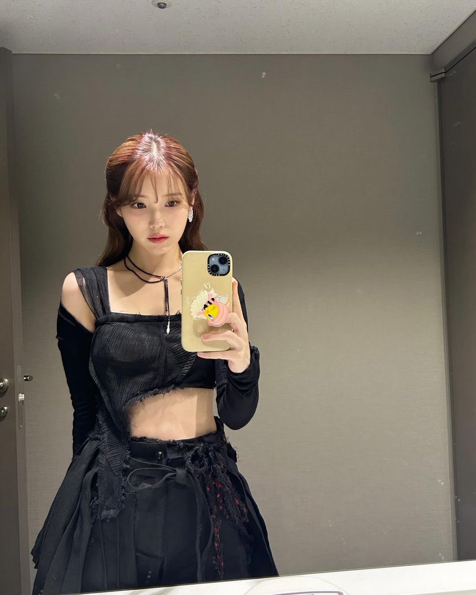jieun_thailand's tweet photo. Black 🖤                                             White 🤍 https://t.co/DXi1BoO880