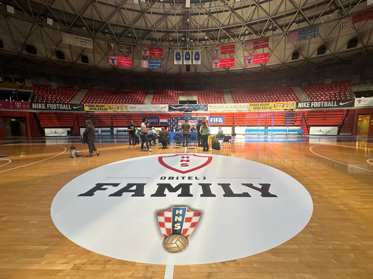 Još je samo 1⃣ dan do uzvrata doigravanja za #FutsalWC između Hrvatske i Poljske u Zagrebu! 🇭🇷🇵🇱 Hrvatski reprezentativci nakon pobjede (3:2) imaju veliku priliku nakon 24 godine otići na svjetsku smotru, a vi ih podržite na tom putu! 🔥 🎟️ bit.ly/HrvatskaPoljsk… #Obitelj