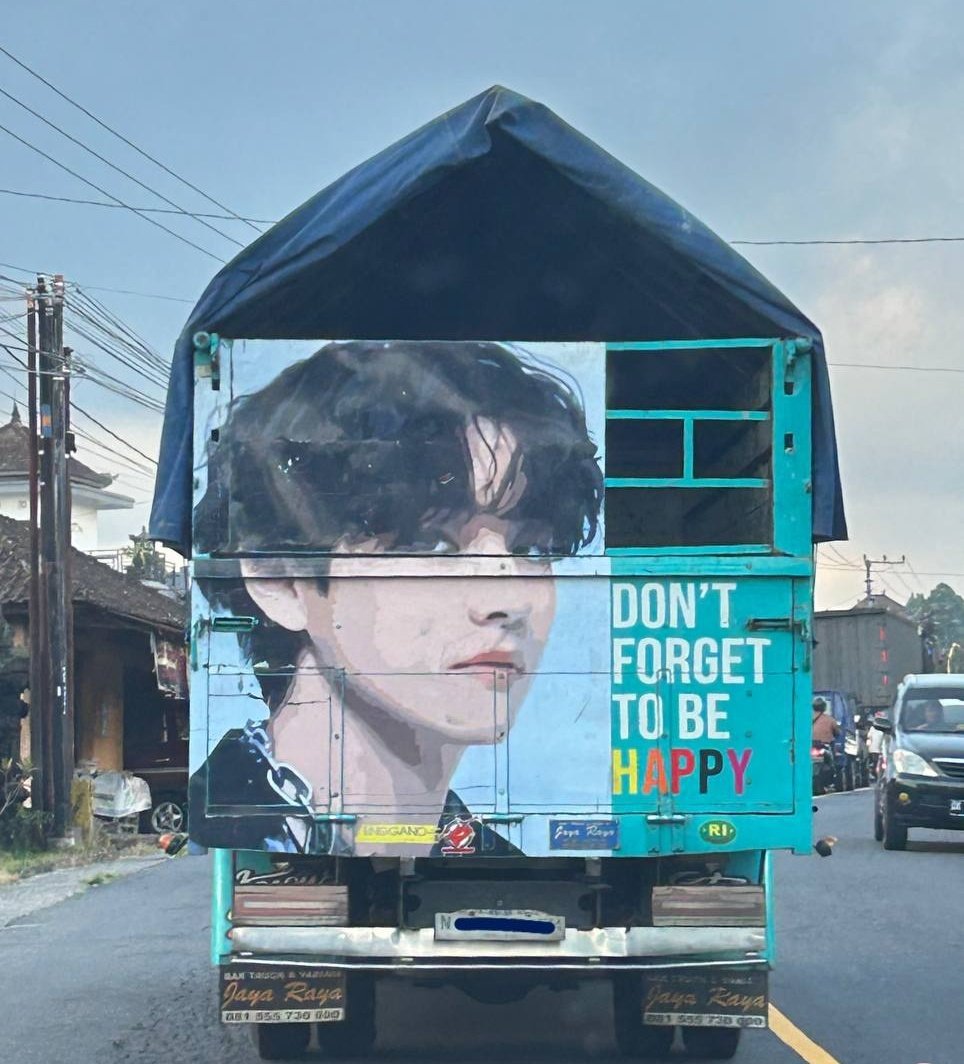 [INFO] Taehyung going viral in Indonesia, his photo with 'don't forget to be happy' is displayed on truck during the eid homecoming flow

Taehyung is everywhere for real