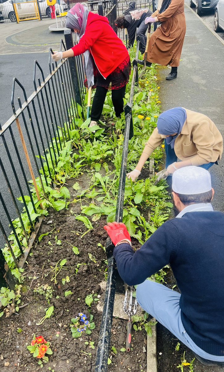 Community power! 🫶 We just love seeing progress pictures from our funded groups, like these great shots of volunteers at @deeplishcc in Rochdale injecting some colour into their #GreenSpacesFund community garden 🌼🌿

@Greatermcr @GMGreenCity @RochdaleCouncil