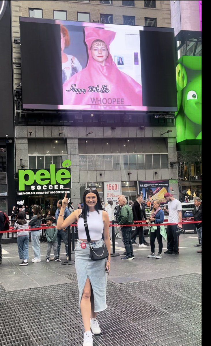 ChloeRubotham's tweet photo. When all of Times Square sees that one time you dressed as a Whoopee cushion https://t.co/LxmD6LvfJx