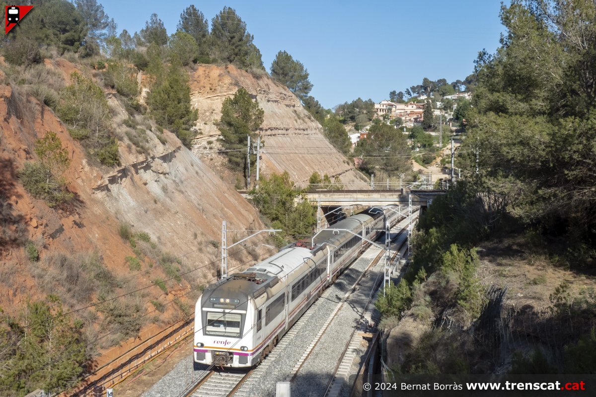 Les unitats 448-025 i 448-013 de @Renfe amb el regional 77315 a Casp pel tram de via única temporal entre Castellbisbal i Martorell, salvant els FGC per sota. El 13 i 14/4/24 es van desviar el 50% dels trens regionals per la línia de Vilafranca per obres (13.04.2024)