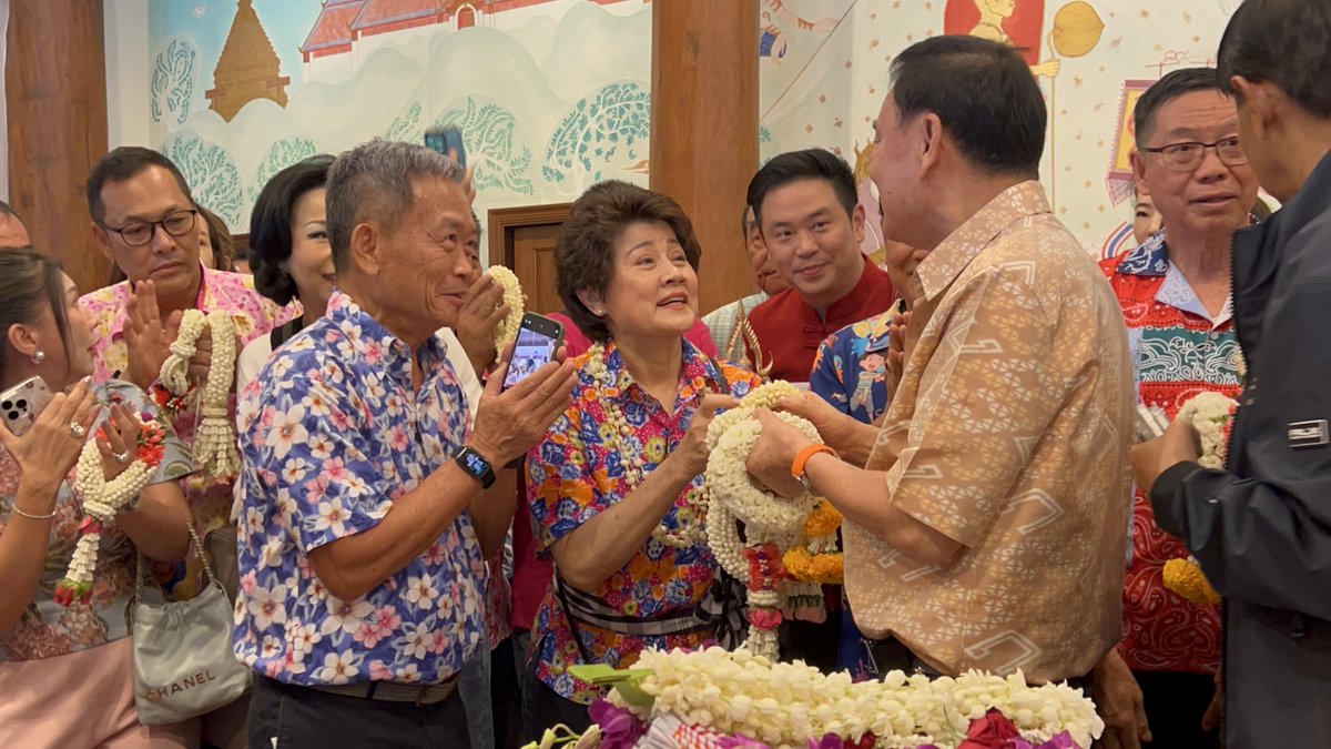 รัฐมนตรี-ส.ส.-ปชช. ตบเท้ารดน้ำ #ทักษิณ ชื่นมื่น มีธงคนเสื้อแดงโผล่โบกสะบัดในงาน 'เจ้าตัว' ลั่น หน้าที่อดีตนายกฯ ต้องช่วยรบ. บอก ปีหน้าบ้านเมืองดีขึ้น ขอปชช.มั่นใจ 'เศรษฐา-ครม.'
.
15 เมษายน - ที่บ้านพักกรีนวัลเลย์ อ.แม่ริม จ.เชียงใหม่ ของ นางเยาวภา วงศ์สวัสดิ์ น้องสาว นายทักษิณ