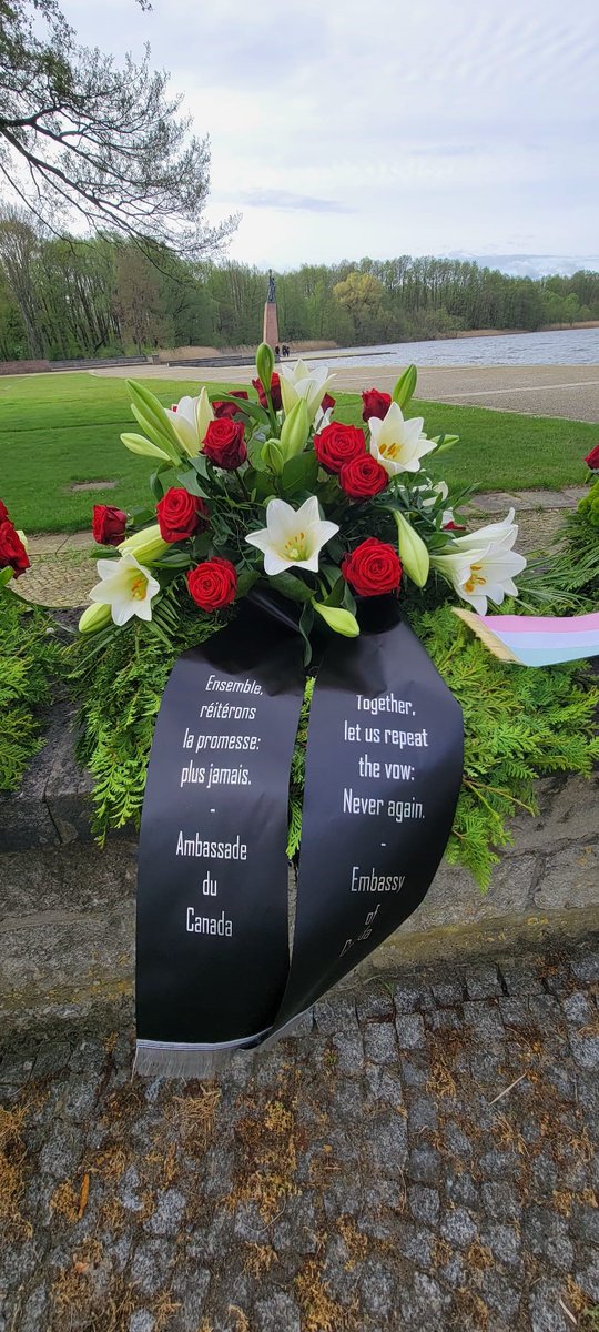 Kanada gedenkt der Befreiung des KZ Buchenwald und des KZ Ravensbrück vor 79 Jahren. 
Lasst uns gemeinsam das Versprechen wiederholen: "Nie wieder"! #WeRemember #NieWiederIstJetzt <a href="/Buchenwald_Dora/">Stiftg. Gedenkstätten Buchenwald u. Mittelbau-Dora</a> @ravensbrueck