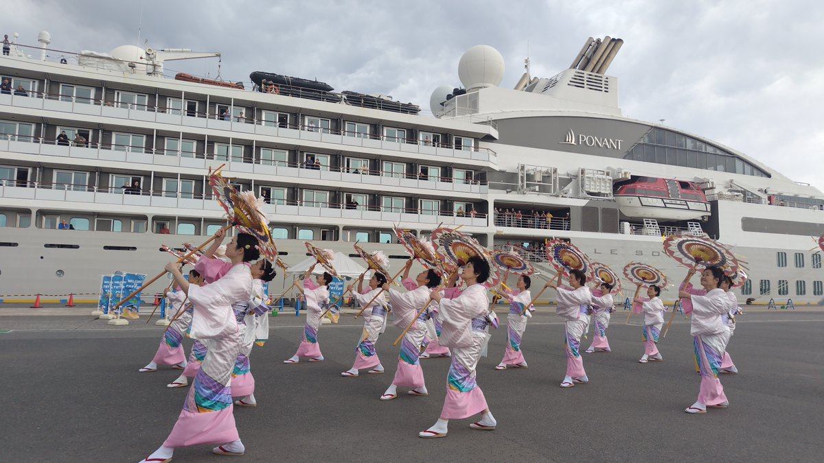 本日、鳥取港へ国際クルーズ客船「ル・ソレアル」が寄港しました。昨年4月17日に引き続き、2回目の鳥取港への寄港です🛳️
乗客の方々は鳥取砂丘などを観光した後、夕方、次の寄港地：釜山(韓国)へと向かいました。
出港時には、鳥取市観光協会連が傘踊りを披露しました✨